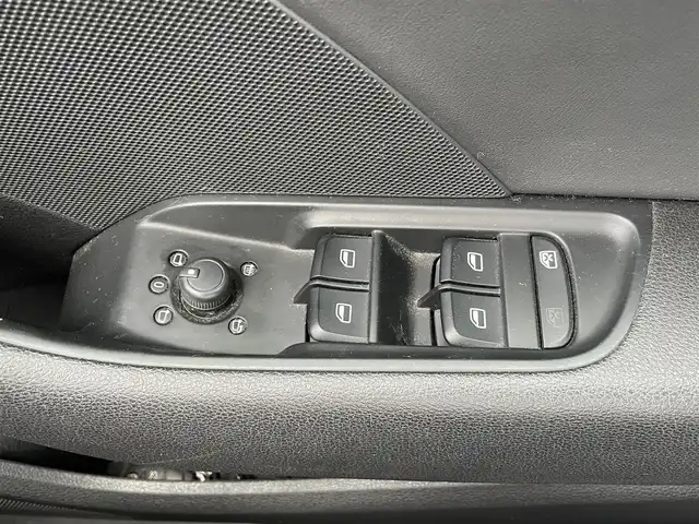 アウディ Ａ３ セダン 1．8 TFSI クワトロ 青森県 2014(平26)年 7.3万km グレイシアホワイトメタリック 4WD/純正メモリナビ/・AM/FM/BT/フォグランプ/レザーシート/パワーシートD/N/シートヒーター/純正フロアマット/コーナーセンサー/パドルシフト/アイドリングストップ/パーキングアシスト/横滑り防止機能/電動パーキングブレーキ/オートライト/センターコンソール/レーダー/ETC/ドラレコ/純正18AW冬タイヤ積み込み有/保証書/取扱説明書