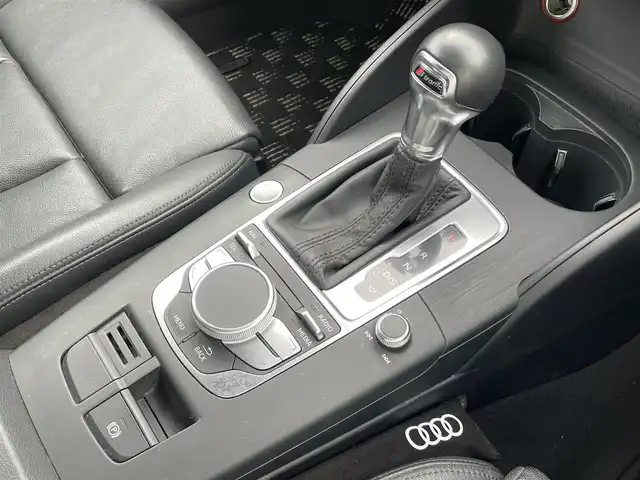 アウディ Ａ３ セダン 1．8 TFSI クワトロ 青森県 2014(平26)年 7.3万km グレイシアホワイトメタリック 4WD/純正メモリナビ/・AM/FM/BT/フォグランプ/レザーシート/パワーシートD/N/シートヒーター/純正フロアマット/コーナーセンサー/パドルシフト/アイドリングストップ/パーキングアシスト/横滑り防止機能/電動パーキングブレーキ/オートライト/センターコンソール/レーダー/ETC/ドラレコ/純正18AW冬タイヤ積み込み有/保証書/取扱説明書