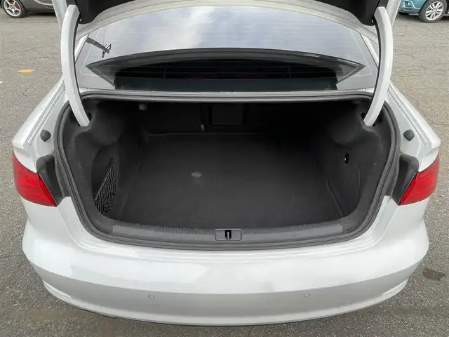 アウディ Ａ３ セダン 1．8 TFSI クワトロ 青森県 2014(平26)年 7.3万km グレイシアホワイトメタリック 4WD/純正メモリナビ/・AM/FM/BT/フォグランプ/レザーシート/パワーシートD/N/シートヒーター/純正フロアマット/コーナーセンサー/パドルシフト/アイドリングストップ/パーキングアシスト/横滑り防止機能/電動パーキングブレーキ/オートライト/センターコンソール/レーダー/ETC/ドラレコ/純正18AW冬タイヤ積み込み有/保証書/取扱説明書