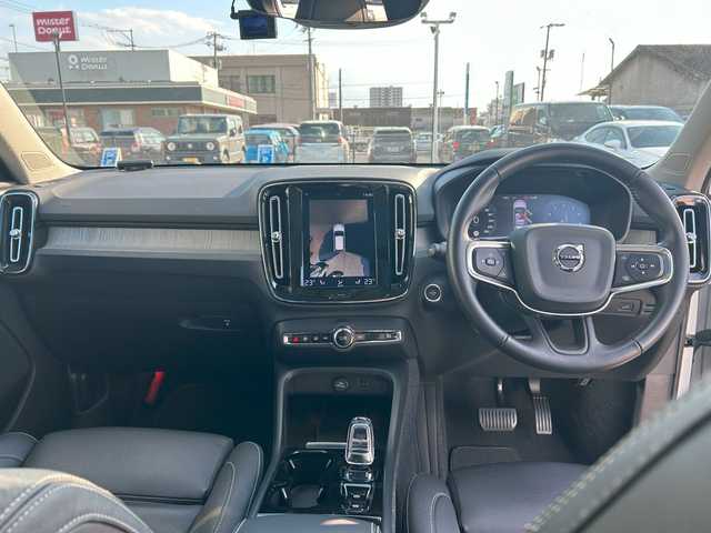ボルボ ＸＣ４０ T4 AWD インスクリプション 新潟県 2019(令1)年 2.9万km クリスタルホワイトP ４WD/ターボ/サンルーフ/衝突軽減ブレーキ/レーンキープアシスト/純正ナビ/地デジTV/Bluetooth/全方位カメラ/純正USB端子/harman/kardon/黒レザーシート/前席シートヒーター/パワーバックドア/純正19インチアルミ/前席パワーシート/（運転席メモリー機能付き）/革巻きステアリング/ステアリングヒーター/ワイヤレス充電レシーバー/ブラインドスポットインフォメーションシステム/【BLIS】/LEDヘッドライト/前後コーナーセンサー/前後ドライブレコーダー/スマートキー/ETC/スペアキー（スマートキー）/保証書/取扱説明書/純正フロアマット