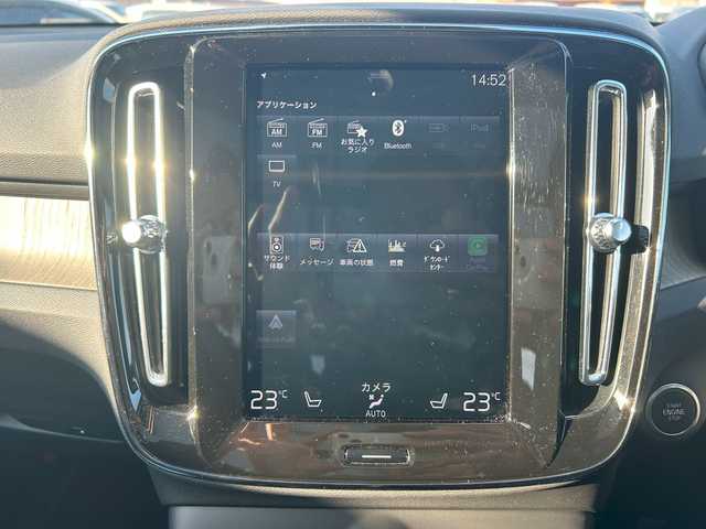 ボルボ ＸＣ４０ T4 AWD インスクリプション 新潟県 2019(令1)年 2.9万km クリスタルホワイトP ４WD/ターボ/サンルーフ/衝突軽減ブレーキ/レーンキープアシスト/純正ナビ/地デジTV/Bluetooth/全方位カメラ/純正USB端子/harman/kardon/黒レザーシート/前席シートヒーター/パワーバックドア/純正19インチアルミ/前席パワーシート/（運転席メモリー機能付き）/革巻きステアリング/ステアリングヒーター/ワイヤレス充電レシーバー/ブラインドスポットインフォメーションシステム/【BLIS】/LEDヘッドライト/前後コーナーセンサー/前後ドライブレコーダー/スマートキー/ETC/スペアキー（スマートキー）/保証書/取扱説明書/純正フロアマット