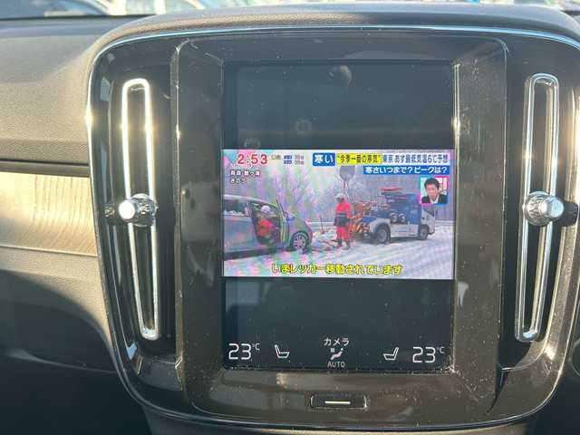 ボルボ ＸＣ４０ T4 AWD インスクリプション 新潟県 2019(令1)年 2.9万km クリスタルホワイトP ４WD/ターボ/サンルーフ/衝突軽減ブレーキ/レーンキープアシスト/純正ナビ/地デジTV/Bluetooth/全方位カメラ/純正USB端子/harman/kardon/黒レザーシート/前席シートヒーター/パワーバックドア/純正19インチアルミ/前席パワーシート/（運転席メモリー機能付き）/革巻きステアリング/ステアリングヒーター/ワイヤレス充電レシーバー/ブラインドスポットインフォメーションシステム/【BLIS】/LEDヘッドライト/前後コーナーセンサー/前後ドライブレコーダー/スマートキー/ETC/スペアキー（スマートキー）/保証書/取扱説明書/純正フロアマット