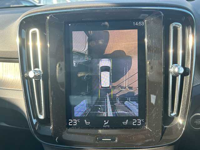 ボルボ ＸＣ４０ T4 AWD インスクリプション 新潟県 2019(令1)年 2.9万km クリスタルホワイトP ４WD/ターボ/サンルーフ/衝突軽減ブレーキ/レーンキープアシスト/純正ナビ/地デジTV/Bluetooth/全方位カメラ/純正USB端子/harman/kardon/黒レザーシート/前席シートヒーター/パワーバックドア/純正19インチアルミ/前席パワーシート/（運転席メモリー機能付き）/革巻きステアリング/ステアリングヒーター/ワイヤレス充電レシーバー/ブラインドスポットインフォメーションシステム/【BLIS】/LEDヘッドライト/前後コーナーセンサー/前後ドライブレコーダー/スマートキー/ETC/スペアキー（スマートキー）/保証書/取扱説明書/純正フロアマット