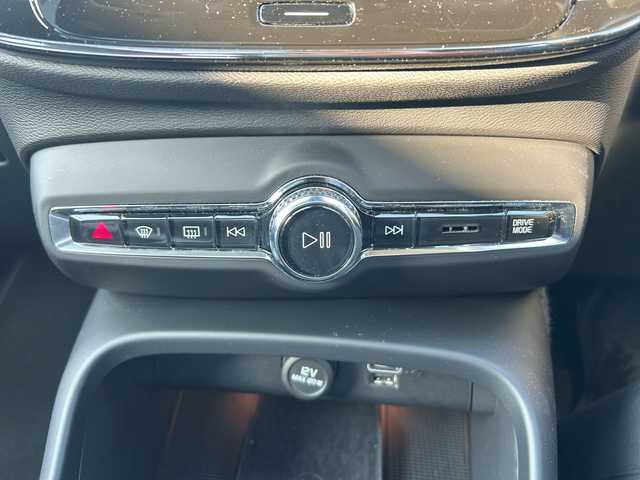 ボルボ ＸＣ４０ T4 AWD インスクリプション 新潟県 2019(令1)年 2.9万km クリスタルホワイトP ４WD/ターボ/サンルーフ/衝突軽減ブレーキ/レーンキープアシスト/純正ナビ/地デジTV/Bluetooth/全方位カメラ/純正USB端子/harman/kardon/黒レザーシート/前席シートヒーター/パワーバックドア/純正19インチアルミ/前席パワーシート/（運転席メモリー機能付き）/革巻きステアリング/ステアリングヒーター/ワイヤレス充電レシーバー/ブラインドスポットインフォメーションシステム/【BLIS】/LEDヘッドライト/前後コーナーセンサー/前後ドライブレコーダー/スマートキー/ETC/スペアキー（スマートキー）/保証書/取扱説明書/純正フロアマット