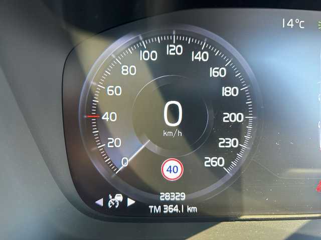 ボルボ ＸＣ４０ T4 AWD インスクリプション 新潟県 2019(令1)年 2.9万km クリスタルホワイトP ４WD/ターボ/サンルーフ/衝突軽減ブレーキ/レーンキープアシスト/純正ナビ/地デジTV/Bluetooth/全方位カメラ/純正USB端子/harman/kardon/黒レザーシート/前席シートヒーター/パワーバックドア/純正19インチアルミ/前席パワーシート/（運転席メモリー機能付き）/革巻きステアリング/ステアリングヒーター/ワイヤレス充電レシーバー/ブラインドスポットインフォメーションシステム/【BLIS】/LEDヘッドライト/前後コーナーセンサー/前後ドライブレコーダー/スマートキー/ETC/スペアキー（スマートキー）/保証書/取扱説明書/純正フロアマット