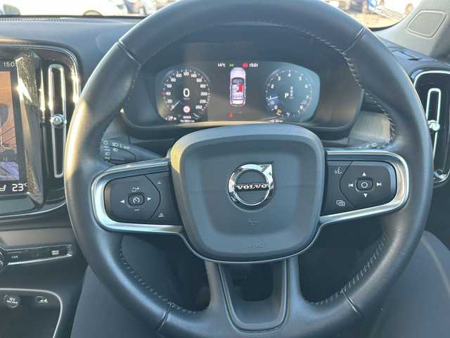 ボルボ ＸＣ４０ T4 AWD インスクリプション 新潟県 2019(令1)年 2.9万km クリスタルホワイトP ４WD/ターボ/サンルーフ/衝突軽減ブレーキ/レーンキープアシスト/純正ナビ/地デジTV/Bluetooth/全方位カメラ/純正USB端子/harman/kardon/黒レザーシート/前席シートヒーター/パワーバックドア/純正19インチアルミ/前席パワーシート/（運転席メモリー機能付き）/革巻きステアリング/ステアリングヒーター/ワイヤレス充電レシーバー/ブラインドスポットインフォメーションシステム/【BLIS】/LEDヘッドライト/前後コーナーセンサー/前後ドライブレコーダー/スマートキー/ETC/スペアキー（スマートキー）/保証書/取扱説明書/純正フロアマット