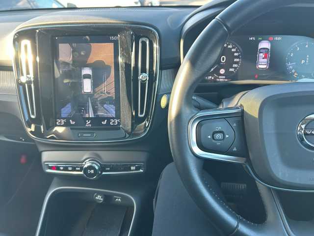 ボルボ ＸＣ４０ T4 AWD インスクリプション 新潟県 2019(令1)年 2.9万km クリスタルホワイトP ４WD/ターボ/サンルーフ/衝突軽減ブレーキ/レーンキープアシスト/純正ナビ/地デジTV/Bluetooth/全方位カメラ/純正USB端子/harman/kardon/黒レザーシート/前席シートヒーター/パワーバックドア/純正19インチアルミ/前席パワーシート/（運転席メモリー機能付き）/革巻きステアリング/ステアリングヒーター/ワイヤレス充電レシーバー/ブラインドスポットインフォメーションシステム/【BLIS】/LEDヘッドライト/前後コーナーセンサー/前後ドライブレコーダー/スマートキー/ETC/スペアキー（スマートキー）/保証書/取扱説明書/純正フロアマット