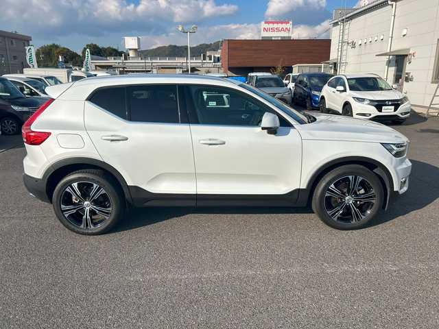 ボルボ ＸＣ４０ T4 AWD インスクリプション 新潟県 2019(令1)年 2.9万km クリスタルホワイトP ４WD/ターボ/サンルーフ/衝突軽減ブレーキ/レーンキープアシスト/純正ナビ/地デジTV/Bluetooth/全方位カメラ/純正USB端子/harman/kardon/黒レザーシート/前席シートヒーター/パワーバックドア/純正19インチアルミ/前席パワーシート/（運転席メモリー機能付き）/革巻きステアリング/ステアリングヒーター/ワイヤレス充電レシーバー/ブラインドスポットインフォメーションシステム/【BLIS】/LEDヘッドライト/前後コーナーセンサー/前後ドライブレコーダー/スマートキー/ETC/スペアキー（スマートキー）/保証書/取扱説明書/純正フロアマット