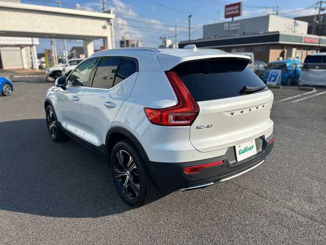 ボルボ ＸＣ４０ T4 AWD インスクリプション 新潟県 2019(令1)年 2.9万km クリスタルホワイトP ４WD/ターボ/サンルーフ/衝突軽減ブレーキ/レーンキープアシスト/純正ナビ/地デジTV/Bluetooth/全方位カメラ/純正USB端子/harman/kardon/黒レザーシート/前席シートヒーター/パワーバックドア/純正19インチアルミ/前席パワーシート/（運転席メモリー機能付き）/革巻きステアリング/ステアリングヒーター/ワイヤレス充電レシーバー/ブラインドスポットインフォメーションシステム/【BLIS】/LEDヘッドライト/前後コーナーセンサー/前後ドライブレコーダー/スマートキー/ETC/スペアキー（スマートキー）/保証書/取扱説明書/純正フロアマット