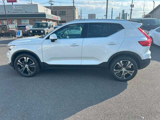 ボルボ ＸＣ４０ T4 AWD インスクリプション 新潟県 2019(令1)年 2.9万km クリスタルホワイトP ４WD/ターボ/サンルーフ/衝突軽減ブレーキ/レーンキープアシスト/純正ナビ/地デジTV/Bluetooth/全方位カメラ/純正USB端子/harman/kardon/黒レザーシート/前席シートヒーター/パワーバックドア/純正19インチアルミ/前席パワーシート/（運転席メモリー機能付き）/革巻きステアリング/ステアリングヒーター/ワイヤレス充電レシーバー/ブラインドスポットインフォメーションシステム/【BLIS】/LEDヘッドライト/前後コーナーセンサー/前後ドライブレコーダー/スマートキー/ETC/スペアキー（スマートキー）/保証書/取扱説明書/純正フロアマット