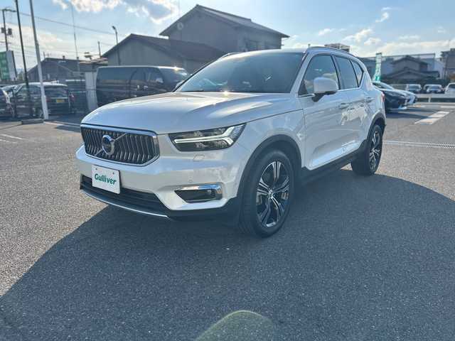 ボルボ ＸＣ４０ T4 AWD インスクリプション 新潟県 2019(令1)年 2.9万km クリスタルホワイトP ４WD/ターボ/サンルーフ/衝突軽減ブレーキ/レーンキープアシスト/純正ナビ/地デジTV/Bluetooth/全方位カメラ/純正USB端子/harman/kardon/黒レザーシート/前席シートヒーター/パワーバックドア/純正19インチアルミ/前席パワーシート/（運転席メモリー機能付き）/革巻きステアリング/ステアリングヒーター/ワイヤレス充電レシーバー/ブラインドスポットインフォメーションシステム/【BLIS】/LEDヘッドライト/前後コーナーセンサー/前後ドライブレコーダー/スマートキー/ETC/スペアキー（スマートキー）/保証書/取扱説明書/純正フロアマット