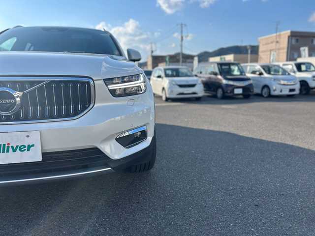 ボルボ ＸＣ４０ T4 AWD インスクリプション 新潟県 2019(令1)年 2.9万km クリスタルホワイトP ４WD/ターボ/サンルーフ/衝突軽減ブレーキ/レーンキープアシスト/純正ナビ/地デジTV/Bluetooth/全方位カメラ/純正USB端子/harman/kardon/黒レザーシート/前席シートヒーター/パワーバックドア/純正19インチアルミ/前席パワーシート/（運転席メモリー機能付き）/革巻きステアリング/ステアリングヒーター/ワイヤレス充電レシーバー/ブラインドスポットインフォメーションシステム/【BLIS】/LEDヘッドライト/前後コーナーセンサー/前後ドライブレコーダー/スマートキー/ETC/スペアキー（スマートキー）/保証書/取扱説明書/純正フロアマット