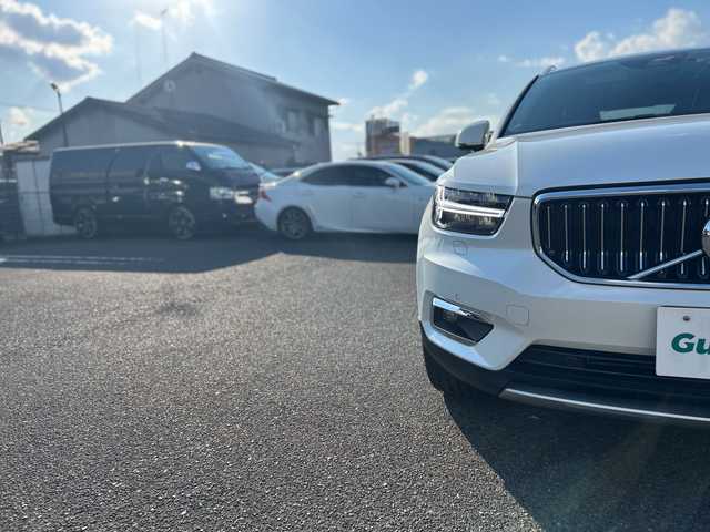 ボルボ ＸＣ４０ T4 AWD インスクリプション 新潟県 2019(令1)年 2.9万km クリスタルホワイトP ４WD/ターボ/サンルーフ/衝突軽減ブレーキ/レーンキープアシスト/純正ナビ/地デジTV/Bluetooth/全方位カメラ/純正USB端子/harman/kardon/黒レザーシート/前席シートヒーター/パワーバックドア/純正19インチアルミ/前席パワーシート/（運転席メモリー機能付き）/革巻きステアリング/ステアリングヒーター/ワイヤレス充電レシーバー/ブラインドスポットインフォメーションシステム/【BLIS】/LEDヘッドライト/前後コーナーセンサー/前後ドライブレコーダー/スマートキー/ETC/スペアキー（スマートキー）/保証書/取扱説明書/純正フロアマット