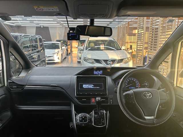 トヨタ エスクァイア 高知県 2015(平27)年 14万km ホワイトパールクリスタルシャイン (株)IDOMが運営する【じしゃロン高知店】の自社ローン専用車両になります。こちらは現金またはオートローンご利用時の価格です。自社ローンご希望の方は別途その旨お申付け下さい