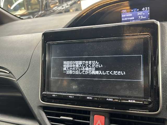 トヨタ エスクァイア 高知県 2015(平27)年 14万km ホワイトパールクリスタルシャイン (株)IDOMが運営する【じしゃロン高知店】の自社ローン専用車両になります。こちらは現金またはオートローンご利用時の価格です。自社ローンご希望の方は別途その旨お申付け下さい