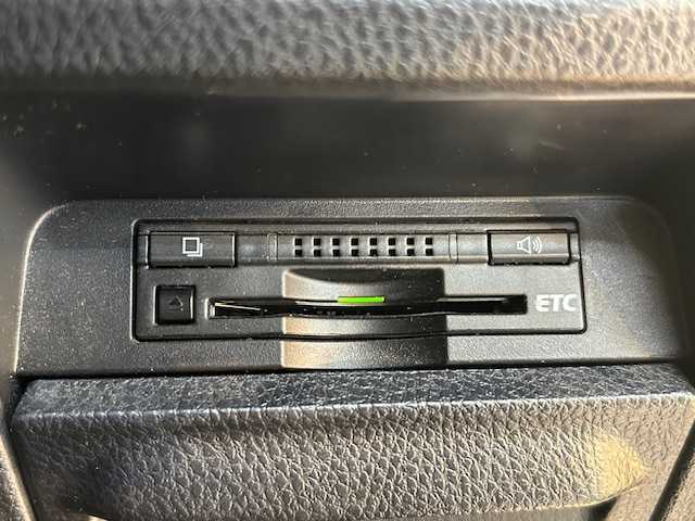 トヨタ エスクァイア 高知県 2015(平27)年 14万km ホワイトパールクリスタルシャイン (株)IDOMが運営する【じしゃロン高知店】の自社ローン専用車両になります。こちらは現金またはオートローンご利用時の価格です。自社ローンご希望の方は別途その旨お申付け下さい