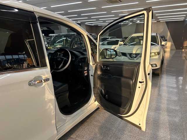 トヨタ エスクァイア 高知県 2015(平27)年 14万km ホワイトパールクリスタルシャイン (株)IDOMが運営する【じしゃロン高知店】の自社ローン専用車両になります。こちらは現金またはオートローンご利用時の価格です。自社ローンご希望の方は別途その旨お申付け下さい