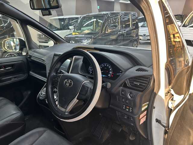 トヨタ エスクァイア 高知県 2015(平27)年 14万km ホワイトパールクリスタルシャイン (株)IDOMが運営する【じしゃロン高知店】の自社ローン専用車両になります。こちらは現金またはオートローンご利用時の価格です。自社ローンご希望の方は別途その旨お申付け下さい