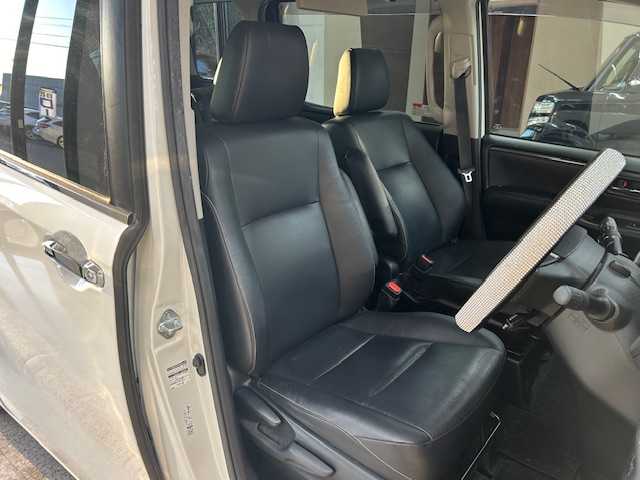 トヨタ エスクァイア 高知県 2015(平27)年 14万km ホワイトパールクリスタルシャイン (株)IDOMが運営する【じしゃロン高知店】の自社ローン専用車両になります。こちらは現金またはオートローンご利用時の価格です。自社ローンご希望の方は別途その旨お申付け下さい