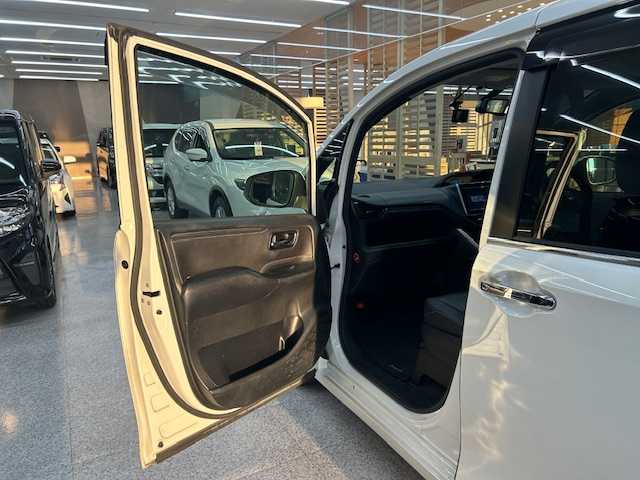 トヨタ エスクァイア 高知県 2015(平27)年 14万km ホワイトパールクリスタルシャイン (株)IDOMが運営する【じしゃロン高知店】の自社ローン専用車両になります。こちらは現金またはオートローンご利用時の価格です。自社ローンご希望の方は別途その旨お申付け下さい