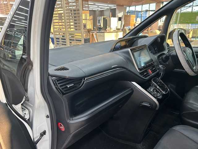 トヨタ エスクァイア 高知県 2015(平27)年 14万km ホワイトパールクリスタルシャイン (株)IDOMが運営する【じしゃロン高知店】の自社ローン専用車両になります。こちらは現金またはオートローンご利用時の価格です。自社ローンご希望の方は別途その旨お申付け下さい