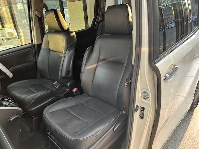 トヨタ エスクァイア 高知県 2015(平27)年 14万km ホワイトパールクリスタルシャイン (株)IDOMが運営する【じしゃロン高知店】の自社ローン専用車両になります。こちらは現金またはオートローンご利用時の価格です。自社ローンご希望の方は別途その旨お申付け下さい