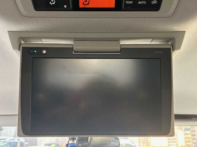 トヨタ エスクァイア 高知県 2015(平27)年 14万km ホワイトパールクリスタルシャイン (株)IDOMが運営する【じしゃロン高知店】の自社ローン専用車両になります。こちらは現金またはオートローンご利用時の価格です。自社ローンご希望の方は別途その旨お申付け下さい