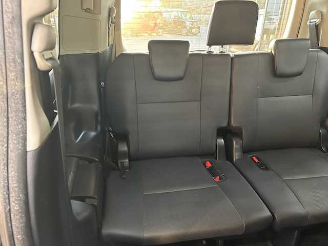 トヨタ エスクァイア 高知県 2015(平27)年 14万km ホワイトパールクリスタルシャイン (株)IDOMが運営する【じしゃロン高知店】の自社ローン専用車両になります。こちらは現金またはオートローンご利用時の価格です。自社ローンご希望の方は別途その旨お申付け下さい