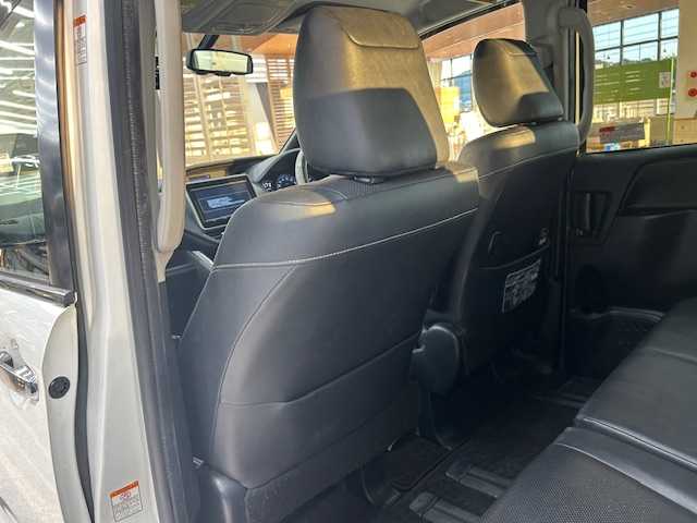 トヨタ エスクァイア 高知県 2015(平27)年 14万km ホワイトパールクリスタルシャイン (株)IDOMが運営する【じしゃロン高知店】の自社ローン専用車両になります。こちらは現金またはオートローンご利用時の価格です。自社ローンご希望の方は別途その旨お申付け下さい