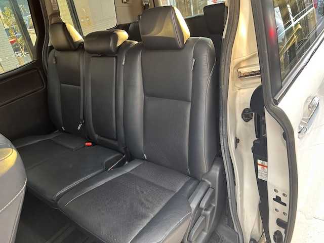 トヨタ エスクァイア 高知県 2015(平27)年 14万km ホワイトパールクリスタルシャイン (株)IDOMが運営する【じしゃロン高知店】の自社ローン専用車両になります。こちらは現金またはオートローンご利用時の価格です。自社ローンご希望の方は別途その旨お申付け下さい