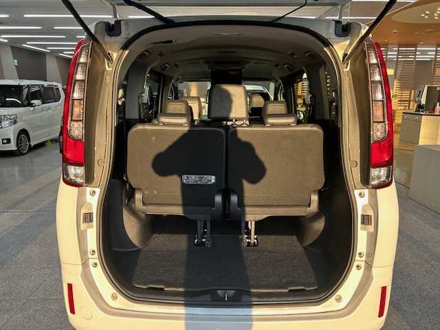 トヨタ エスクァイア 高知県 2015(平27)年 14万km ホワイトパールクリスタルシャイン (株)IDOMが運営する【じしゃロン高知店】の自社ローン専用車両になります。こちらは現金またはオートローンご利用時の価格です。自社ローンご希望の方は別途その旨お申付け下さい