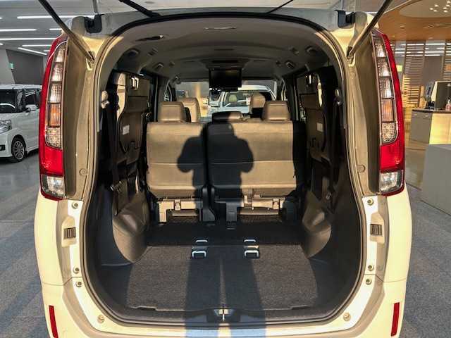 トヨタ エスクァイア 高知県 2015(平27)年 14万km ホワイトパールクリスタルシャイン (株)IDOMが運営する【じしゃロン高知店】の自社ローン専用車両になります。こちらは現金またはオートローンご利用時の価格です。自社ローンご希望の方は別途その旨お申付け下さい