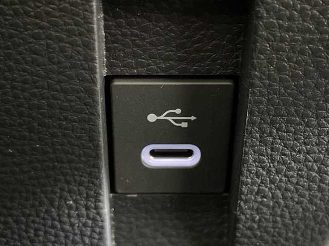 トヨタ カローラツーリング ハイブリッド ダブルバイビー 神奈川県 2023(令5)年 2.3万km スパークリングブラックパールクリスタルシャイン 純正8型ディスプレイオーディオ/コネクティッドナビ/フルセグ　USB　Bluetooth　Miracast/バックカメラ/セーフティセンス/プリクラッシュセーフティ/レーントレーシングアシスト/レーンディパーチャーアラート/レーダークルーズコントロール/オートマチックハイビーム/ロードサインアシスト/ドライバー異常時対応システム/プロアクティブドライビングアシスト/発進遅れ告知機能/ハイビームアシスト/ドライブスタートコントロール/車両接近通報装置/パーキングサポートブレーキ/純正ビルトインETC2.0/電動パーキングブレーキ/オートブレーキホールド/革巻きステアリング/ステアリングスイッチ/ハーフレザーシート/EV/ECO/SPORTモード/プッシュスタート/スマートキー/LEDヘッドランプ/LEDフロントフォグランプ/オートライト/前後ソナー/アイドリングストップ/純正ビルトインETC/電格電格ウインカーミラー/純正リアスポイラー/純正17インチアルミホイール