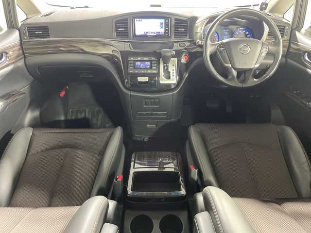 日産 エルグランド 250ハイウェイスターS 神奈川県 2017(平29)年 7万km ブリリアントホワイトパール 社外7型メモリーナビゲーション/フルセグ　CD DVD　SDREC　Bluetooth　HDMI　USB　iPod　/バックカメラ/両側電動スライドドア【サンシェード】/イージークローザードア【サイド/リア】/クルーズコントロール/助手席/2列目オットマン/革巻きステアリング/ステアリングスイッチ/ハーフレザーシート/社外前方ドライブレコーダー/社外ビルトインETC2.0/プッシュスタート/スマートキー/純正サイド/リアスポイラー/純正18インチアルミホイール/LEDヘッドランプ/フロントフォグランプ/オートライト