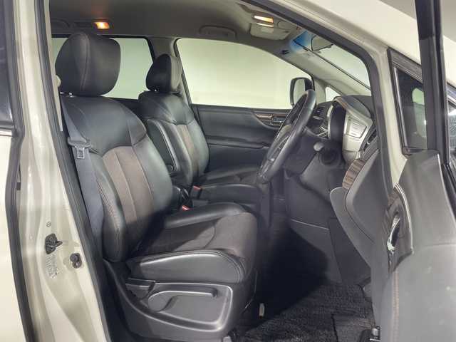 日産 エルグランド 250ハイウェイスターS 神奈川県 2017(平29)年 7万km ブリリアントホワイトパール 社外7型メモリーナビゲーション/フルセグ　CD DVD　SDREC　Bluetooth　HDMI　USB　iPod　/バックカメラ/両側電動スライドドア【サンシェード】/イージークローザードア【サイド/リア】/クルーズコントロール/助手席/2列目オットマン/革巻きステアリング/ステアリングスイッチ/ハーフレザーシート/社外前方ドライブレコーダー/社外ビルトインETC2.0/プッシュスタート/スマートキー/純正サイド/リアスポイラー/純正18インチアルミホイール/LEDヘッドランプ/フロントフォグランプ/オートライト