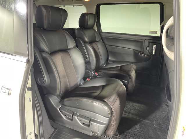 日産 エルグランド 250ハイウェイスターS 神奈川県 2017(平29)年 7万km ブリリアントホワイトパール 社外7型メモリーナビゲーション/フルセグ　CD DVD　SDREC　Bluetooth　HDMI　USB　iPod　/バックカメラ/両側電動スライドドア【サンシェード】/イージークローザードア【サイド/リア】/クルーズコントロール/助手席/2列目オットマン/革巻きステアリング/ステアリングスイッチ/ハーフレザーシート/社外前方ドライブレコーダー/社外ビルトインETC2.0/プッシュスタート/スマートキー/純正サイド/リアスポイラー/純正18インチアルミホイール/LEDヘッドランプ/フロントフォグランプ/オートライト