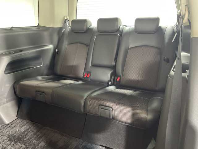 日産 エルグランド 250ハイウェイスターS 神奈川県 2017(平29)年 7万km ブリリアントホワイトパール 社外7型メモリーナビゲーション/フルセグ　CD DVD　SDREC　Bluetooth　HDMI　USB　iPod　/バックカメラ/両側電動スライドドア【サンシェード】/イージークローザードア【サイド/リア】/クルーズコントロール/助手席/2列目オットマン/革巻きステアリング/ステアリングスイッチ/ハーフレザーシート/社外前方ドライブレコーダー/社外ビルトインETC2.0/プッシュスタート/スマートキー/純正サイド/リアスポイラー/純正18インチアルミホイール/LEDヘッドランプ/フロントフォグランプ/オートライト