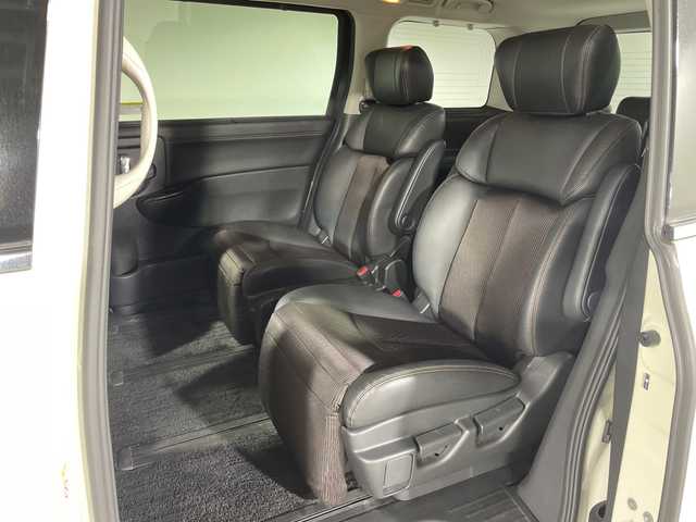 日産 エルグランド 250ハイウェイスターS 神奈川県 2017(平29)年 7万km ブリリアントホワイトパール 社外7型メモリーナビゲーション/フルセグ　CD DVD　SDREC　Bluetooth　HDMI　USB　iPod　/バックカメラ/両側電動スライドドア【サンシェード】/イージークローザードア【サイド/リア】/クルーズコントロール/助手席/2列目オットマン/革巻きステアリング/ステアリングスイッチ/ハーフレザーシート/社外前方ドライブレコーダー/社外ビルトインETC2.0/プッシュスタート/スマートキー/純正サイド/リアスポイラー/純正18インチアルミホイール/LEDヘッドランプ/フロントフォグランプ/オートライト