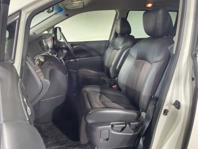 日産 エルグランド 250ハイウェイスターS 神奈川県 2017(平29)年 7万km ブリリアントホワイトパール 社外7型メモリーナビゲーション/フルセグ　CD DVD　SDREC　Bluetooth　HDMI　USB　iPod　/バックカメラ/両側電動スライドドア【サンシェード】/イージークローザードア【サイド/リア】/クルーズコントロール/助手席/2列目オットマン/革巻きステアリング/ステアリングスイッチ/ハーフレザーシート/社外前方ドライブレコーダー/社外ビルトインETC2.0/プッシュスタート/スマートキー/純正サイド/リアスポイラー/純正18インチアルミホイール/LEDヘッドランプ/フロントフォグランプ/オートライト