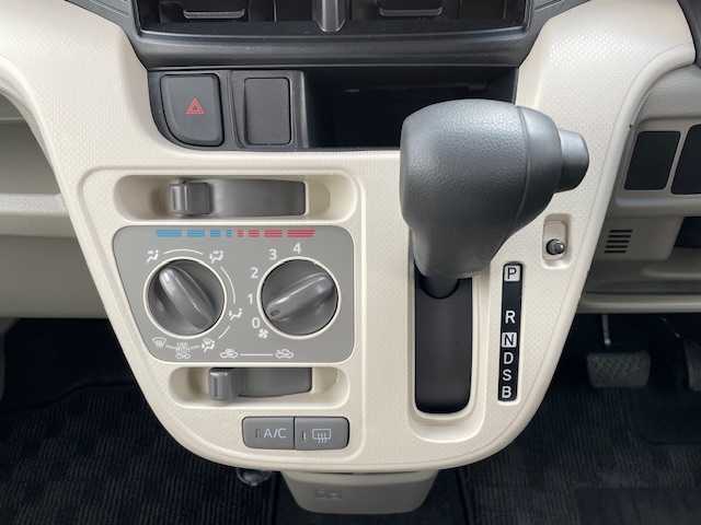 ダイハツ ムーヴ L SAⅢ 静岡県 2018(平30)年 3.8万km パールホワイトⅢ ●社外ナビ/（フルセグ/CD/Bluetooth）/（CN-E310D）/●バックカメラ/●衝突被害軽減システム/●レーンキープアシスト/●ステアリングスイッチ/●ETC/●フロアマット/●ドアバイザー/●プッシュスタート/●スマートキー/●横滑り防止装置/●ダブルSRS＋ABS/●保証書/●取扱説明書