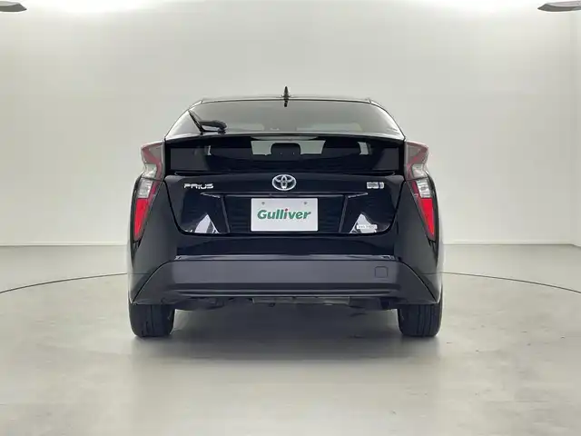 トヨタ プリウス S 福井県 2016(平28)年 6.7万km アティチュードブラックマイカ 禁煙車/ワンオーナー/純正ナビゲーション/型式：NSZN-W64T/【AM/FM/CD/Bluetooth/フルセグTV】/バックカメラ/ビルトインETC/トヨタセーフティセンス/・衝突軽減ブレーキ/・クルーズコントロール（追従有）/・車線逸脱警報機能/プッシュスタート/スマートキー/スペアキー/オートライト/LEDヘッドライド/スペアタイヤ/レザー調シートカバー