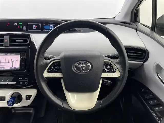 トヨタ プリウス S 福井県 2016(平28)年 6.7万km アティチュードブラックマイカ 禁煙車/ワンオーナー/純正ナビゲーション/型式：NSZN-W64T/【AM/FM/CD/Bluetooth/フルセグTV】/バックカメラ/ビルトインETC/トヨタセーフティセンス/・衝突軽減ブレーキ/・クルーズコントロール（追従有）/・車線逸脱警報機能/プッシュスタート/スマートキー/スペアキー/オートライト/LEDヘッドライド/スペアタイヤ/レザー調シートカバー