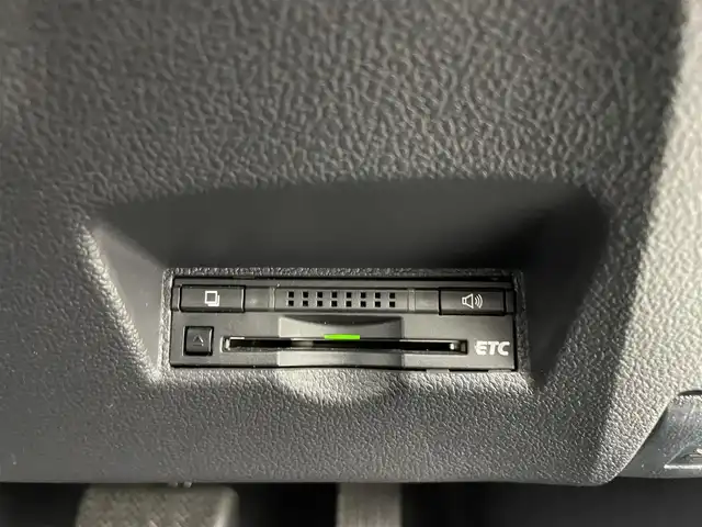 トヨタ プリウス S 福井県 2016(平28)年 6.7万km アティチュードブラックマイカ 禁煙車/ワンオーナー/純正ナビゲーション/型式：NSZN-W64T/【AM/FM/CD/Bluetooth/フルセグTV】/バックカメラ/ビルトインETC/トヨタセーフティセンス/・衝突軽減ブレーキ/・クルーズコントロール（追従有）/・車線逸脱警報機能/プッシュスタート/スマートキー/スペアキー/オートライト/LEDヘッドライド/スペアタイヤ/レザー調シートカバー