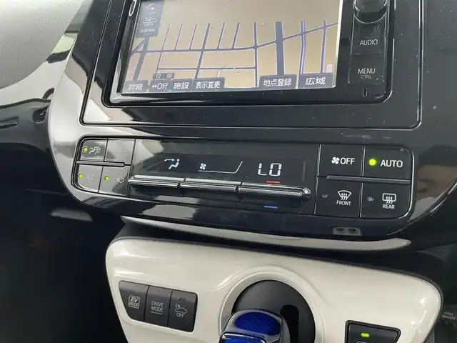 トヨタ プリウス S 福井県 2016(平28)年 6.7万km アティチュードブラックマイカ 禁煙車/ワンオーナー/純正ナビゲーション/型式：NSZN-W64T/【AM/FM/CD/Bluetooth/フルセグTV】/バックカメラ/ビルトインETC/トヨタセーフティセンス/・衝突軽減ブレーキ/・クルーズコントロール（追従有）/・車線逸脱警報機能/プッシュスタート/スマートキー/スペアキー/オートライト/LEDヘッドライド/スペアタイヤ/レザー調シートカバー