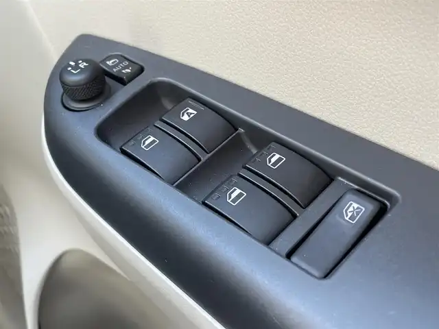 トヨタ パッソ X Lパッケージ S 大阪府 2019(平31)年 0.6万km ブライトシルバーM 純正7インチナビ（NSCN-W68）/・AM/FM/CD/BT/テレビ/バックカメラ/スマートアシストIII/・衝突警報/・衝突軽減支援ブレーキ/・誤発進抑制前後/・車線逸脱警報/・先行車発進お知らせ/・オートハイビーム/前後ソナー/純正ドライブレコーダー/ビルトインETC/純正ドアバイザー/純正フロアマット/保証書/取扱説明書/記録簿 H31/R2/R3/R5/R6