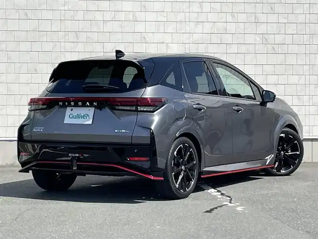 日産 オーラ ニスモ 愛知県 2022(令4)年 3.7万km ダークメタルグレー/スーパーブラック2トーン ・純正ディスプレイオーディオ（ナビ付）/・フルセグテレビ/・Bluetooth/USB/HDMI接続機能/・全方位カメラ/・ETC2.0/・NISMOファブリックシート/・シートヒーター（運転席・助手席）/・NISMO純正フロントバンパー/・NISMO純正サイドスカート/・NISMO純正リアバンパー/・NISMO純正フロアマット/・純正17インチアルミホイール/・純正LEDヘッドライト/・オートマチックハイビーム/・衝突軽減ブレーキ/・レーンキープアシスト/・ブラインドスポットモニター/・電動パーキングブレーキ/・ブレーキホールド/・アダプティブクルーズコントロール/・スマートキー/・プッシュスタート