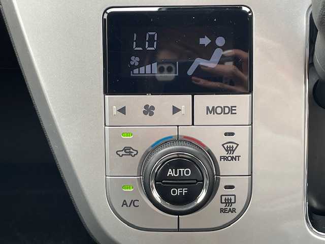 ダイハツ キャスト アクティバ G SAⅢ 静岡県 2018(平30)年 2.9万km スプラッシュブルーM ●純正オーディオ/(CD/AUX/iPod)/(CUK-W66D)/●衝突被害軽減システム/●レーンキープアシスト/●LEDライト＆フォグランプ/●オートライト/●オートマチックハイビーム/●レベライザー/●革巻きステアリング/●ステアリングスイッチ/●ETC/●スマートキー/●プッシュスタート/●社外15インチアルミホイール/(LAYCEA)/●純正アルミ夏タイヤ4本/●ダブルSRS＋ABS