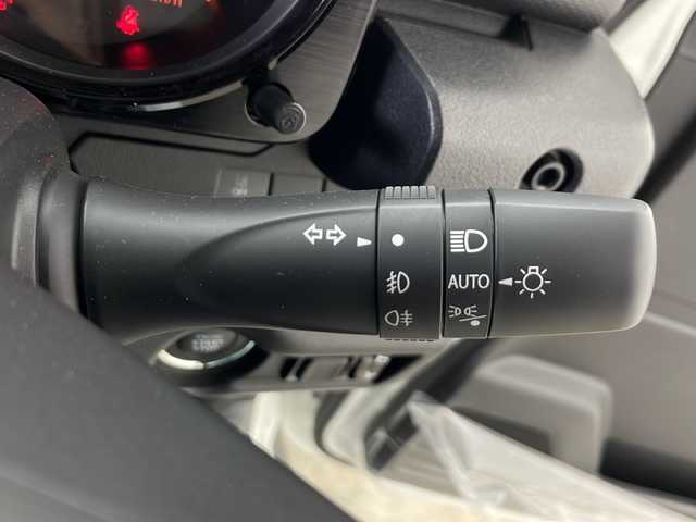 スズキ ジムニー ノマド FC 秋田県 2025(令7)年 0.1万km未満 アークティックホワイトパール 4WD/ワンオーナー/スズキセーフティサポート/レーダークルーズコントロール/ダウンヒルアシストコントロール/アイドリングストップ/コーナーセンサー/横滑り防止装置/本革ステアリング/ステアリングリモコン/ヘッドライトウォッシャー/LEDヘッドランプ/フォグランプ/前席シートヒーター/ドアミラーヒーター/保証書・取説