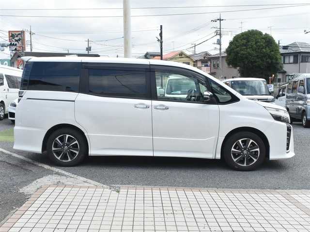 トヨタ ヴォクシー ZS 煌Ⅲ 神奈川県 2021(令3)年 5万km ホワイトパールクリスタルシャイン ワンオーナー/社外メモリナビ/フルセグテレビ/バックカメラ/フリップダウンモニター/プッシュスタート/両側パワースライドドア/ETC/LEDヘッドライト/保証書/取説/スペアスマートキー/記録(R.6)