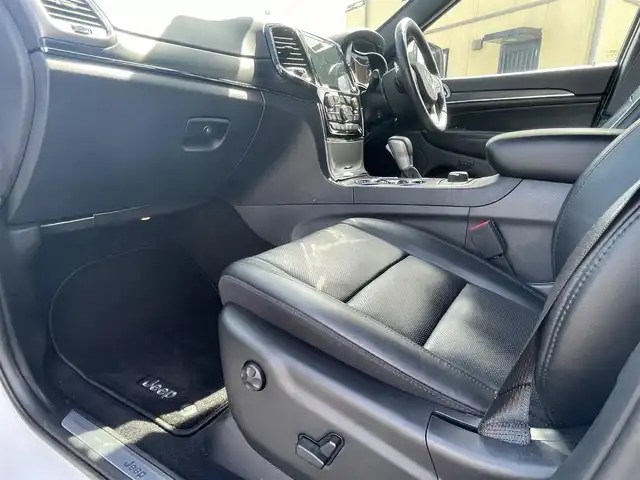 クライスラー・ジープ ジープ グランドチェロキー LTD 静岡県 2020(令2)年 4.5万km ブライトホワイト UconnectナビフルセグTV Bluetooth CarPlay対応/バック/サイド/フロントカメラ/ブラックレザーシート シートヒーター /前席ベンチレーション　運転席メモリーパワーシート/パワーテールゲート /DSRCETC/前後ドライブレコーダー